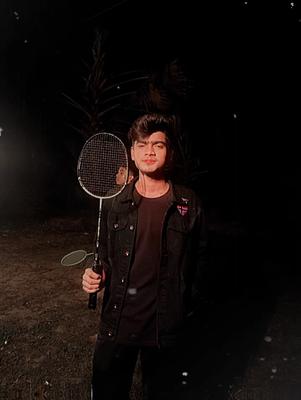 কাছের মানুষ দুরে 